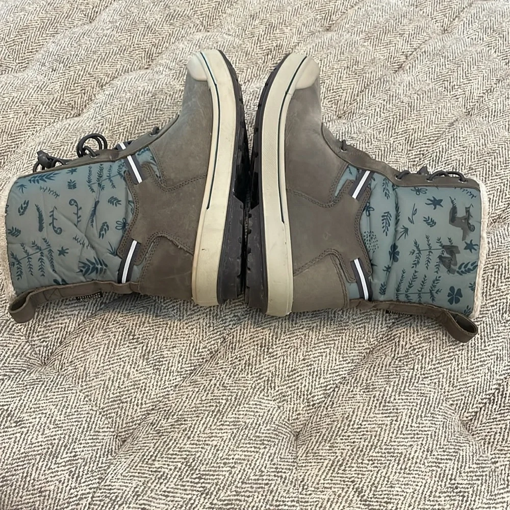 Keen waterproof boots size 4